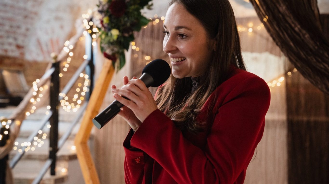 Traurednerin Maria Allegretti als freie Traurednerin Traurednerin Maria Allegretti bei einer freien Trauung in Italien