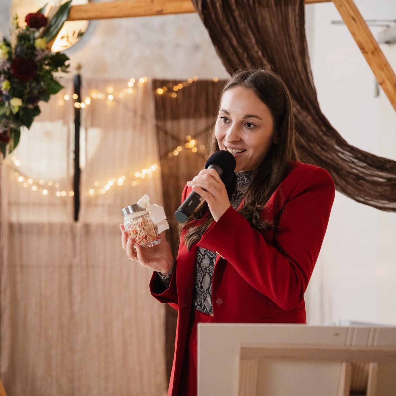 Emotionale Traurede bei einer freien Trauung Traurednerin Maria Allegretti hält eine emotionale Traurede bei einer freien Trauung